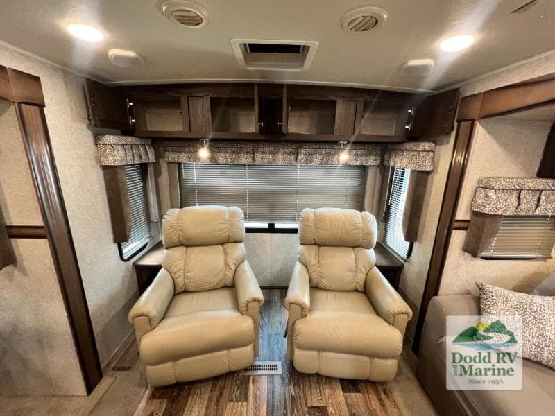 Pre-Owned 2016 Forest River, Inc. WINDJAMMER 3029W - photo - 6
