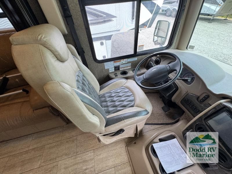 Pre-Owned 2019 Thor Motor Coach Challenger 37FH - photo - 44