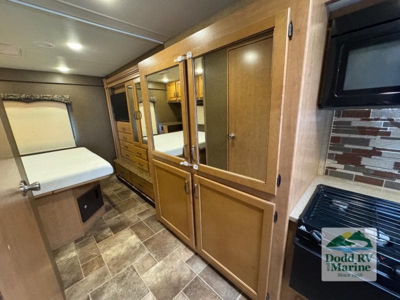 Pre-Owned 2016 Thor Four Winds 31W - photo - 22