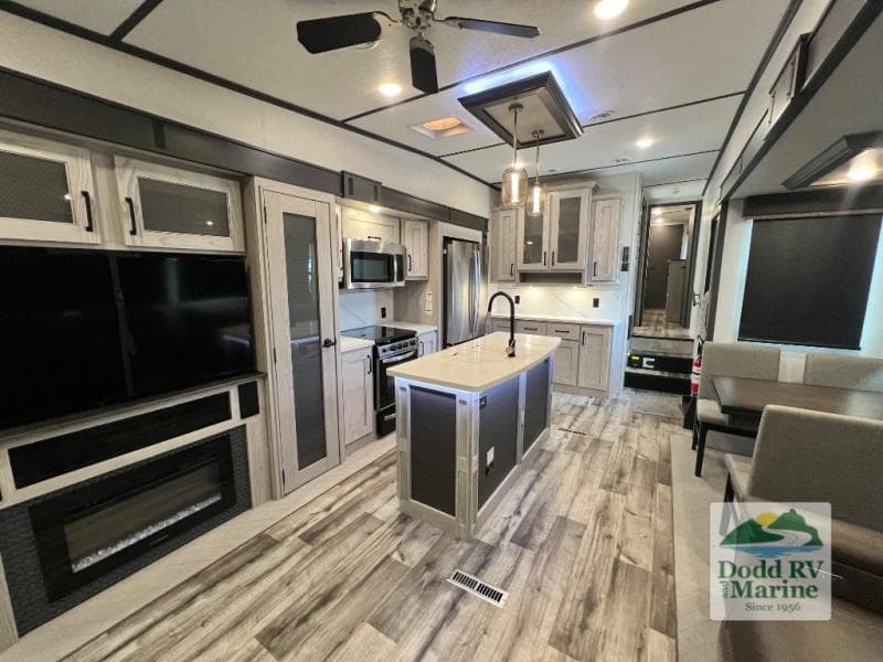 Pre-Owned 2022 Keystone MONTANA 331RL - photo - 5