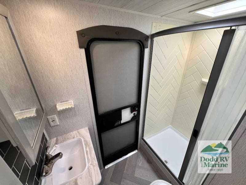 Pre-Owned 2022 Forest River WILDWOOD 26DBUD - photo - 27