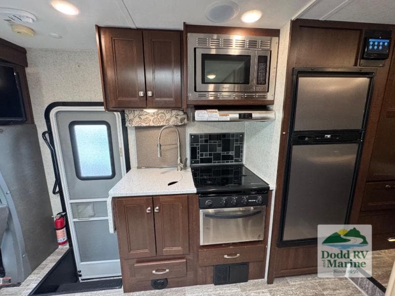 Pre-Owned 2017 Forest River FORESTER 2401R - photo - 7