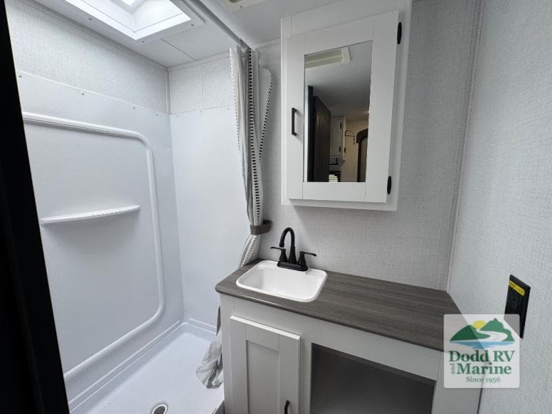 Pre-Owned 2023 Keystone Hideout 177RD - photo - 13