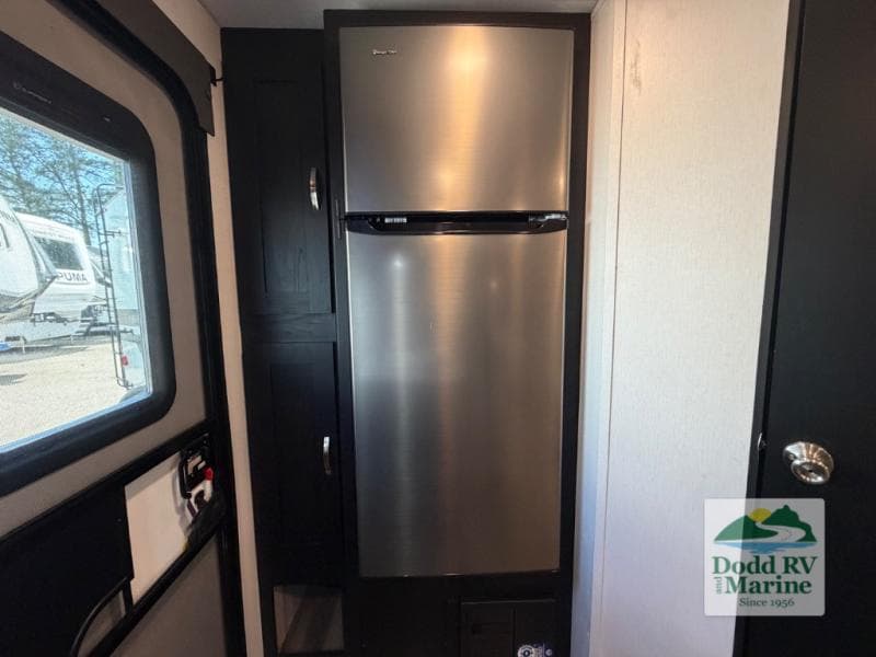 Pre-Owned 2023 Coachman Freedom Express 192RBS - photo - 9
