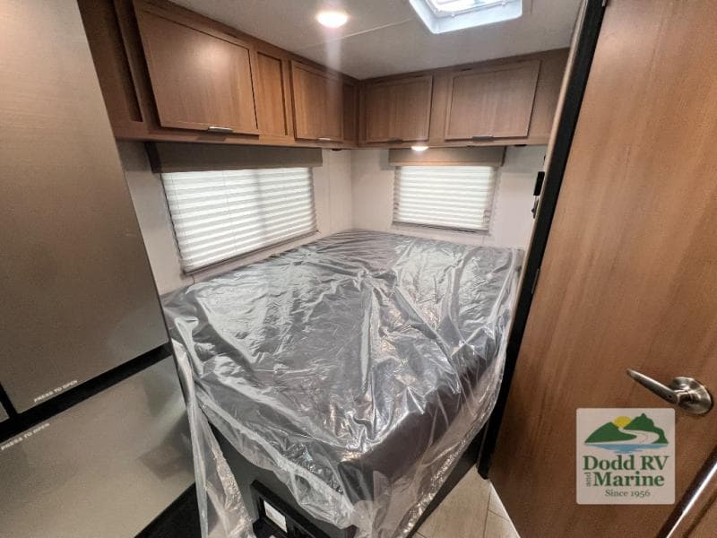New 2027 Coachmen LEPRECHAUN 210QSS - photo - 35