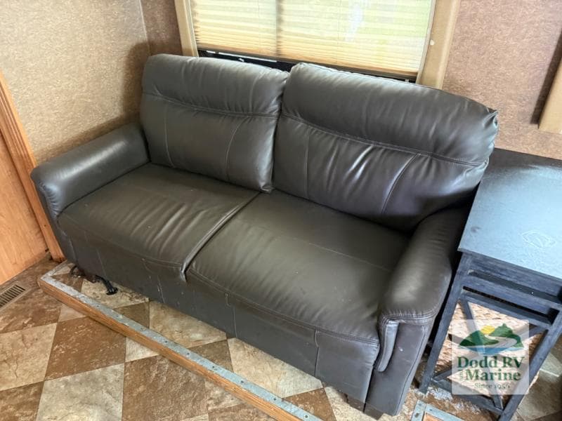 Pre-Owned 2015 Forest River Mirada 35BH - photo - 7