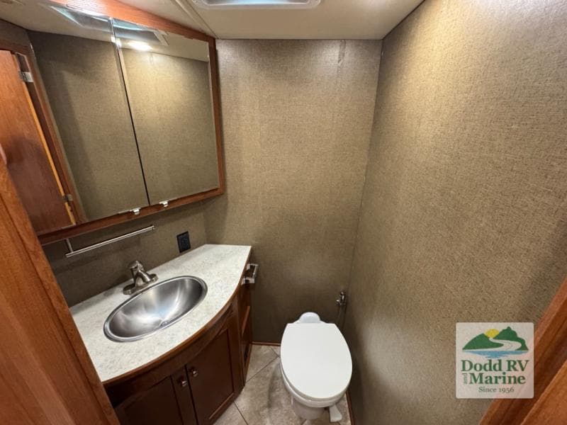 Pre-Owned 2018 Winnebago FORZA 38F - photo - 16