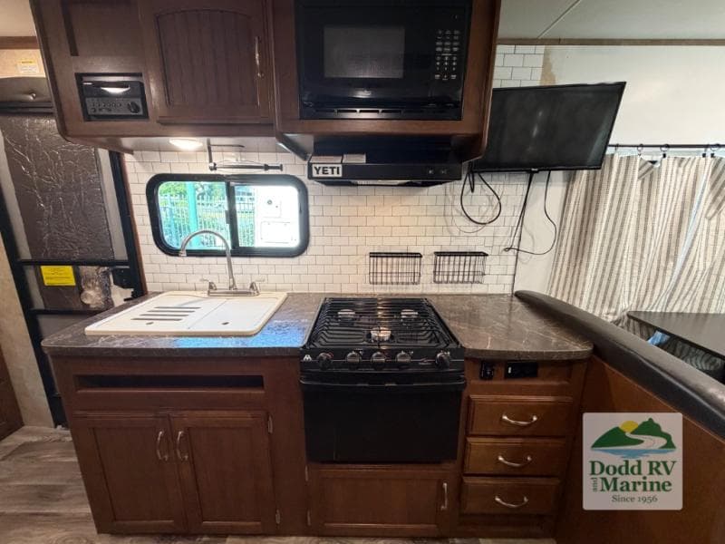 Pre-Owned 2017 Jayco Jayfeather X213 - photo - 9