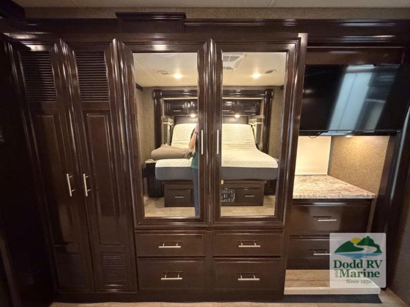 Pre-Owned 2019 Thor Motor Coach Challenger 37FH - photo - 31