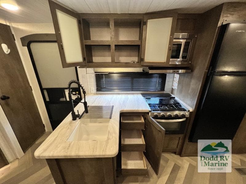Pre-Owned 2022 Forest River WILDWOOD 26DBUD - photo - 24