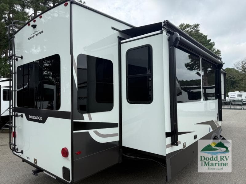 2027 Forest River ROCKWOOD SIGNATURE 401SFB Photo in Yorktown VA 23692