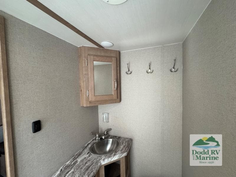 Pre-Owned 2020 Winnebago MICRO MINNIE 2405RG - photo - 15