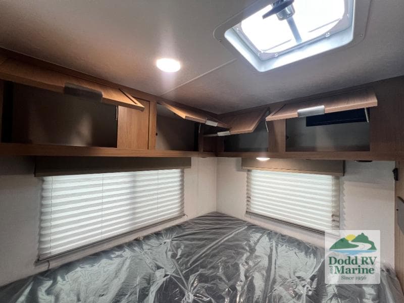 New 2027 Coachmen LEPRECHAUN 210QSS - photo - 37