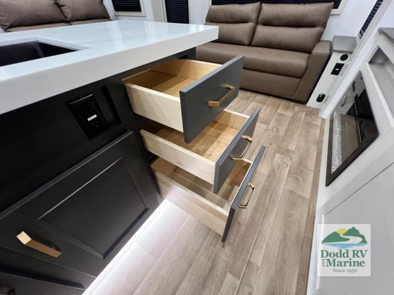 New 2027 Grand Design SOLITUDE INFLUENCE 3003RL - photo - 19